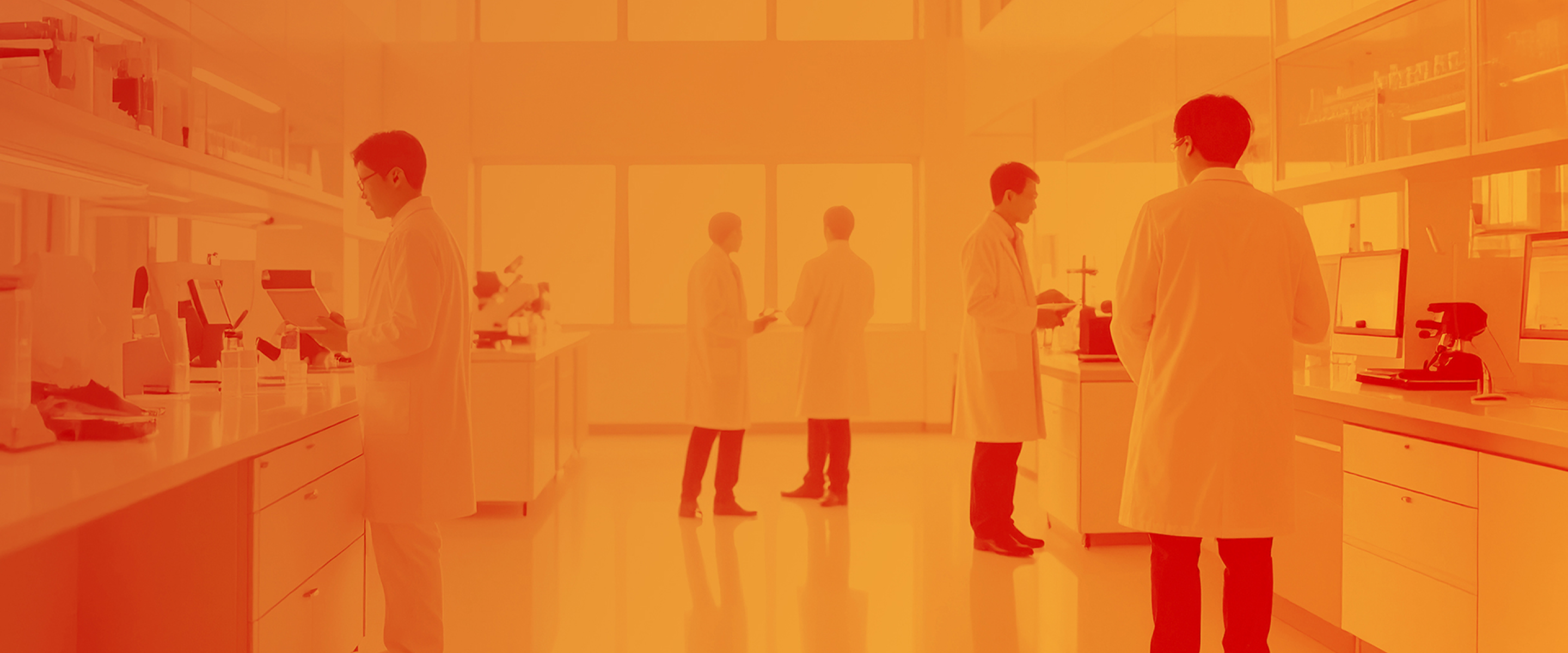 手袋を着用した研究者がデータを確認しながら議論や記録を行っている様子