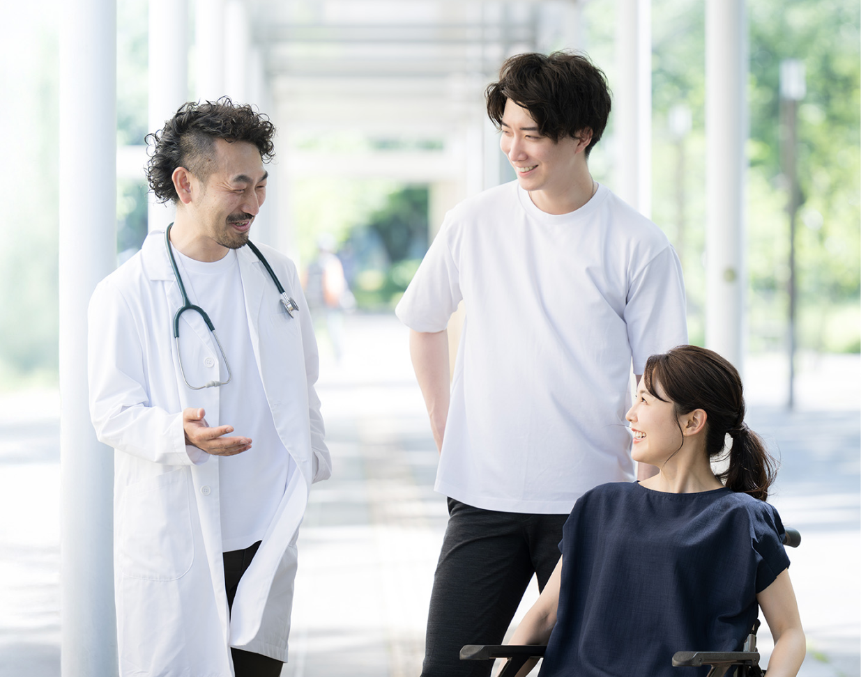 白衣を着た医療従事者が談笑しているシーン