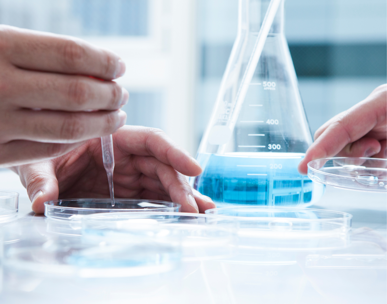 化学実験を行う手元と器具のアップ